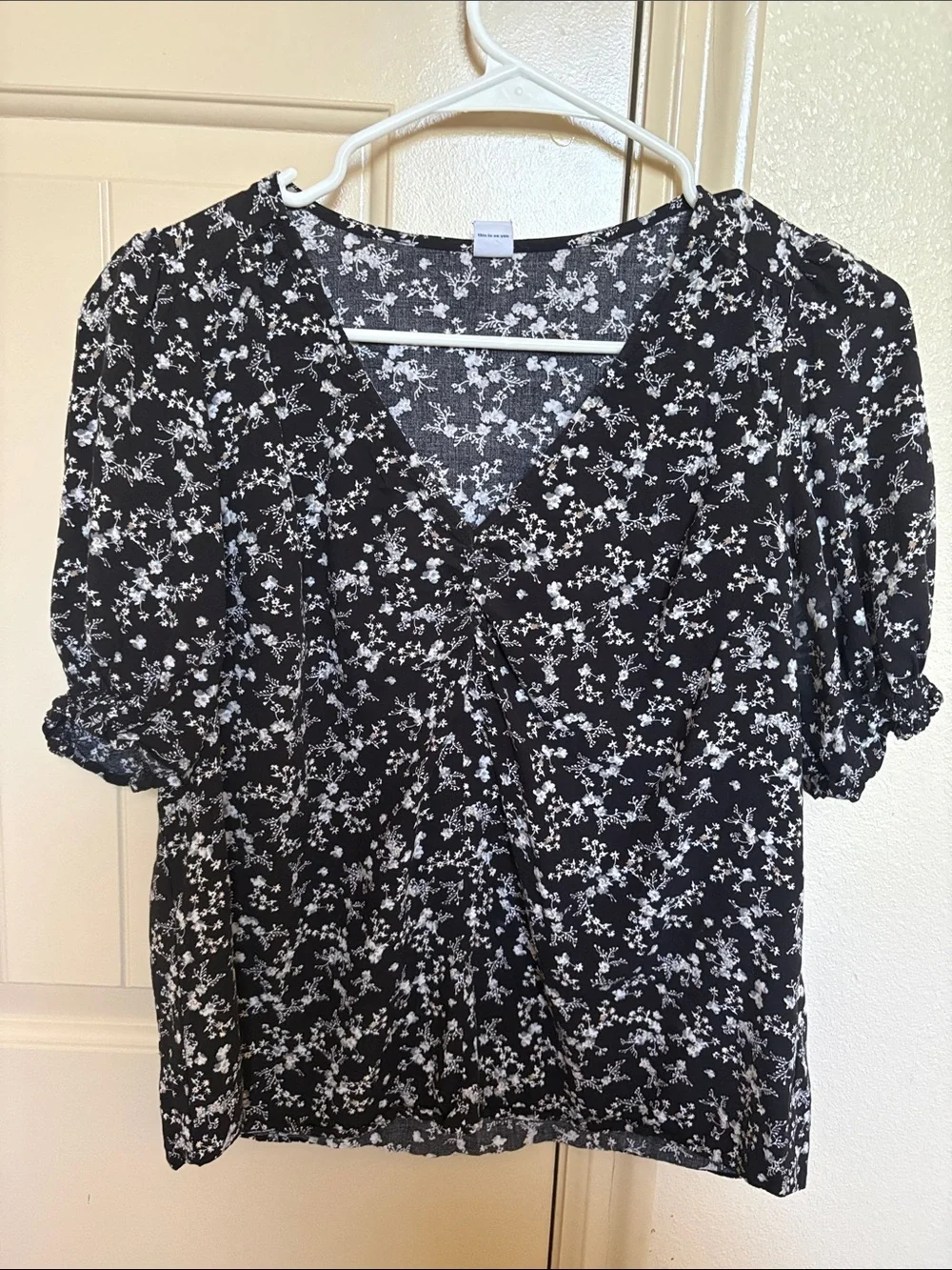 Old Navy Black Floral V-Neck Puff Sleeve Blouse